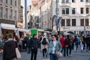 Das Foto zeigt den Leipziger Markt, mit diversen Food Ständen.